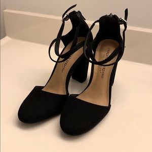 Closed toe suede black heels.